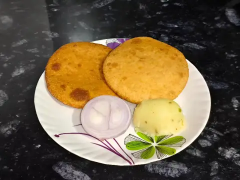 4 Aloo Pyaaz Kachori